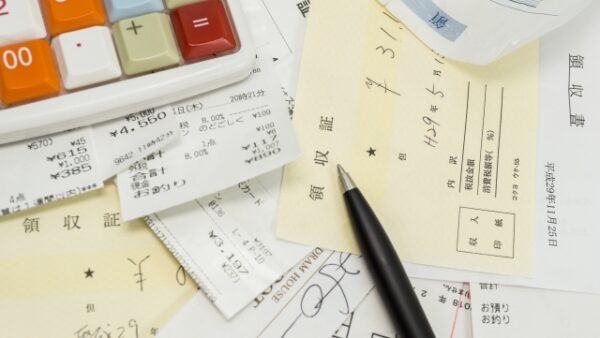 今年こそはちゃんと管理したい！と思いつつ今さら聞けない領収書・請求書の保存ルールについて
